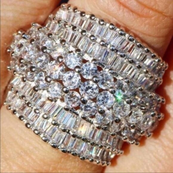 NEW 18 CT 925 STERLING SILVER DIAMOND RING, CUTE RING, SHINY RING. - Picture 1 of 3